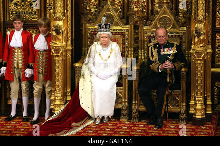 La reine Elizabeth II est assise aux côtés du duc d'Édimbourg lors de l'ouverture d'État du Parlement à Londres. Banque D'Images