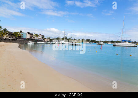 La plage et le port de Grand Baie Ile Maurice. Banque D'Images