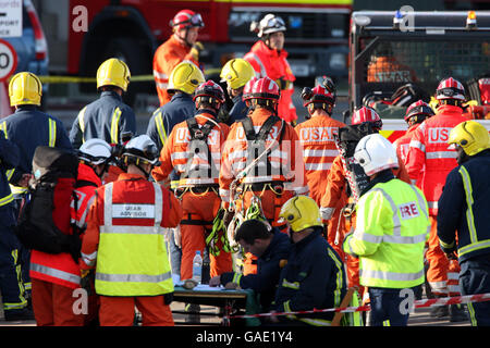 Les équipes de recherche et de sauvetage en milieu urbain font une pause lors de l'opération de recherche pour les pompiers disparus dans l'entrepôt d'Atherstone sur Stour, dans le Warwickshire. Banque D'Images