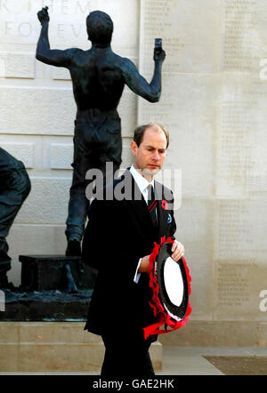 Le comte de Wessex dépose une couronne dans un acte de souvenir pendant la semaine du souvenir à l'arboretum du Mémorial national de Staffordshire. Banque D'Images