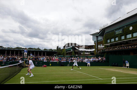 Jonathan Marray (à gauche) et Adil Shamasdin en action dans les chambres doubles du septième jour de la Wimbledon à l'All England Lawn Tennis et croquet Club, Wimbledon. Banque D'Images