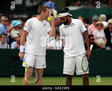 Jonathan Marray (à gauche) et Adil Shamasdin en action dans les chambres doubles du septième jour de la Wimbledon à l'All England Lawn Tennis et croquet Club, Wimbledon. Banque D'Images