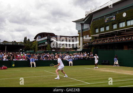 Jonathan Marray (à gauche) et Adil Shamasdin en action dans les doubles du septième jour des Championnats de Wimbledon au All England Lawn tennis and Croquet Club, Wimbledon. Banque D'Images