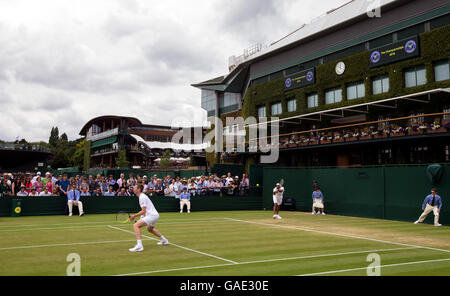 Jonathan Marray (à gauche) et Adil Shamasdin en action dans les chambres doubles du septième jour de la Wimbledon à l'All England Lawn Tennis et croquet Club, Wimbledon. Banque D'Images