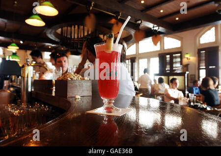 Le Singapore Sling, un cocktail de renommée mondiale créé par Ngiam Tong Boon pour le célèbre Raffles Hotel de Singapour, célèbre pour son bâtiment victorien, qui est devenu un monument national en 1987. Banque D'Images