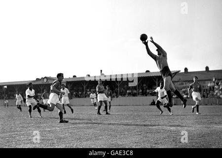 Football - Jeux Olympiques d'été 1948 - France / Inde - Londres - Ilford.France gardien de but G.J.N.Rouxel revendique la balle pour empêcher une attaque de l'Inde Banque D'Images