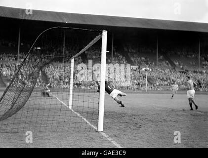 Football - Jeux Olympiques d'été 1948 - finale - Suède / Yougoslavie - Londres - Stade Wembley.Le gardien de but de Yougoslavie F. Sostaric ne parvient pas à arrêter le premier but du match de la Suède Banque D'Images