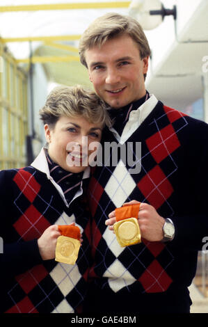 Jayne Torvill et Christopher Dean en Grande-Bretagne posent avec leurs médailles d'or pour la danse sur glace. Banque D'Images