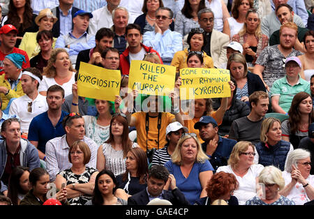 Les spectateurs du court central avec des signes à lire 'Kyrgiosity ont tué les Murray, venez... vous essayez rhyming Kyrgios' sur sept jours du tournoi de Wimbledon à l'All England Lawn Tennis et croquet Club, Wimbledon. Banque D'Images