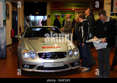 Mercedes-Benz World, dans le cadre de la Journée des messieurs à l'hippodrome de Sandown. Banque D'Images