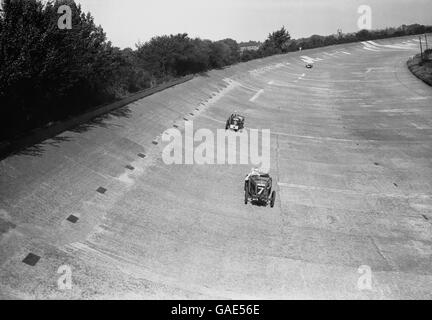 Motor Racing - course de 500 miles - Brooklands.J.C.Elives et S.B.Hailwood dans leurs MG à la vitesse sur le circuit de Brooklands banked. Banque D'Images