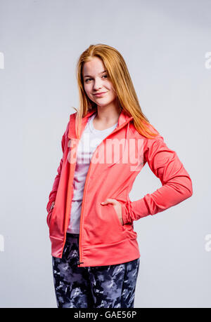 Girl in red sweat-shirt et leggings de remise en forme, studio shot Banque D'Images