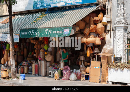 Magasin de vente d'articles en osier et bambou à Hang Trong street, Hoan Kiem, Hanoi, Viet Nam Banque D'Images