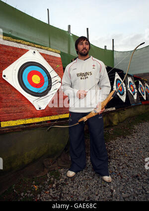 Gavin Henson fait une pause au tir à l'arc lors d'une visite au parc national de Heatherton avec l'équipe du pays de Galles avant le match de ce week-end avec l'Afrique du Sud à Cardiff. Banque D'Images