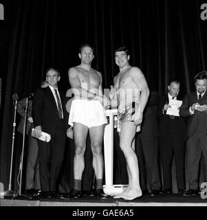 (G-D) le champion britannique de poids lourd Henry Cooper serre les mains avec les Européens Le champion Karl Mildenberger au Weigh In Banque D'Images