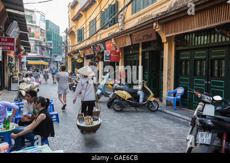 Une rue animée dans le vieux quartier, ta Hien bat Dan, Hoan Kiem, Hanoi, Vietnam Banque D'Images