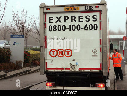 Une camionnette de livraison postale TNT arrive à l'extérieur du bureau de douane et de revenu de HM à Waterview Park à Washington, Tyne et Wear. Banque D'Images