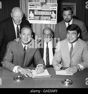 Le champion britannique de poids lourd Henry Cooper (l) et le champion européen Karl Mildenberger (r) signent des contrats pour se combattre à Wembley le 18 septembre, sous la surveillance du promoteur Harry Levene (c) Banque D'Images