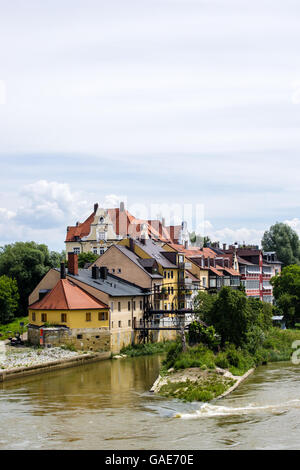 Maisons à Regensburg, Bavière, Allemagne juste à côté de l'eau. Banque D'Images