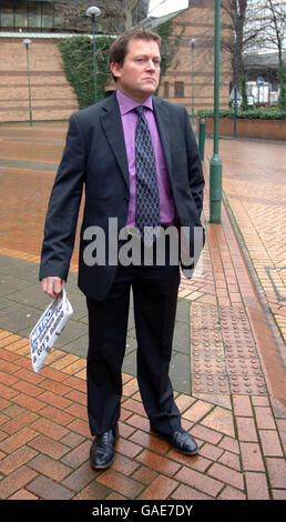 Le photographe Charlie Pycroft arrive au tribunal des magistrats de l'Ouest de Londres, Hammersmith, Londres, pour assister à un procès dans lequel il accuse Otis Ferry, le fils de la rock star Bryan Ferry, de dommages criminels. Banque D'Images