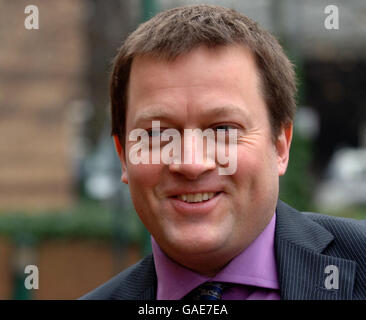 Le photographe Charlie Pycroft arrive au tribunal des magistrats de l'Ouest de Londres, Hammersmith, Londres, pour assister à un procès dans lequel il accuse Otis Ferry, le fils de la rock star Bryan Ferry, de dommages criminels. Banque D'Images