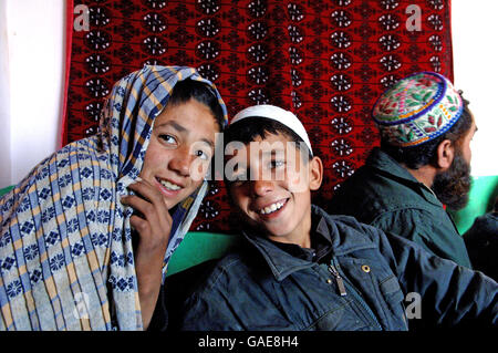 Les garçons locaux posent pour la caméra comme patrouille du Royal Marine Commando Muktar un village près de la ville de Lashkar Gah dans la province de Helmand en Afghanistan. Banque D'Images