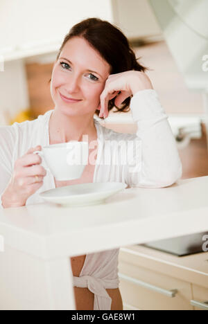 Woman avec une tasse de thé dans un bar à la maison Banque D'Images