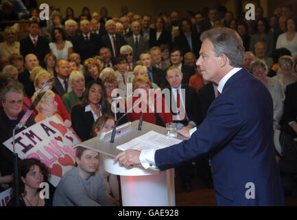 L'ancien Premier ministre britannique Tony Blair, au Trimdon Labor Club de Sedgefield, est sous la surveillance d'une foule qui comprend le promoteur immobilier David Abrahams (au premier rang des Red tie), qui a donné plus de 650,000 000 personnes à des amis et collègues pour qu'ils passent au Labour afin d'éviter toute publicité. Banque D'Images