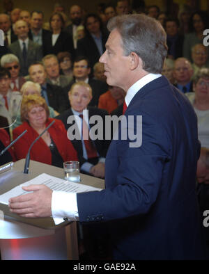 L'ancien Premier ministre britannique Tony Blair, au Trimdon Labor Club de Sedgefield, est sous la surveillance d'une foule qui comprend le promoteur immobilier David Abrahams (au premier rang des Red tie), qui a donné plus de 650,000 000 personnes à des amis et collègues pour qu'ils passent au Labour afin d'éviter toute publicité. Banque D'Images