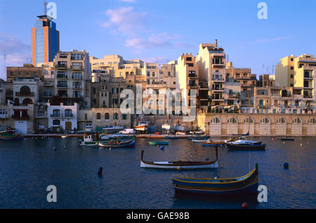 Bateaux, soir l'humeur, la baie de Spinola, San Ġiljan ou St Julian's, Malte, Europe Banque D'Images