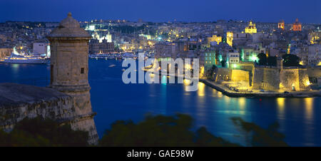 Vue de nuit vers Senglea, trois villes, de Barrakka Gardens, La Valette, Malte, Europe Banque D'Images