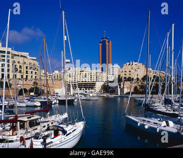 Bateaux, la baie de Spinola, San Ġiljan ou St Julian's, Malte, Europe Banque D'Images