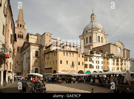 Marché sur la Piazza delle Erbe square avec l'église de Sant'Andrea, Mantoue ou Mantoue, Lombardie, Italie, Europe Banque D'Images