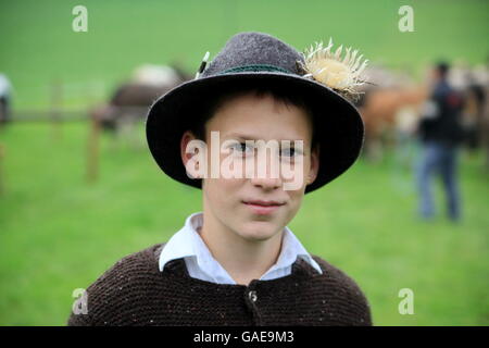 Boy wearing costume traditionnel au cours de Viehscheid, séparant les bovins après leur retour des Alpes, Thalkirchdorf Banque D'Images