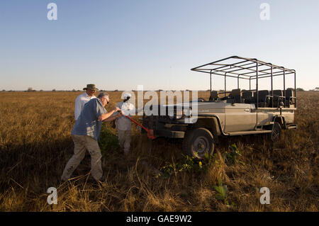 Camion Safari dans la boue, Busanga Plains, Kafue National Park, Zambie, Afrique Banque D'Images