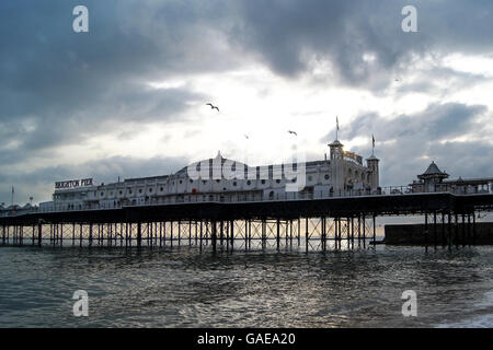 La jetée de Brighton sur une journée de l'atmosphère Banque D'Images