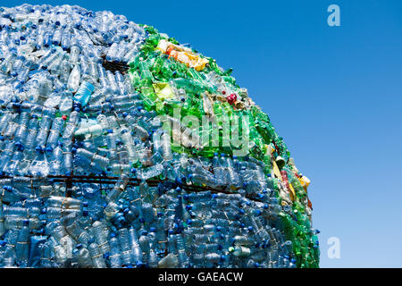 Globe faite par le Néerlandais Peter Smit de certains déchets 6000 bouteilles en plastique afin de se concentrer sur le problème mondial des déchets plastiques Banque D'Images