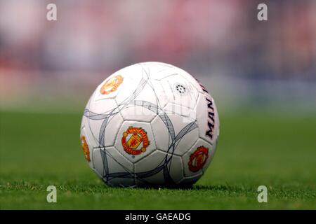 Football - FA Barclaycard Premiership - Manchester United Training. Un ballon de football Manchester United Banque D'Images