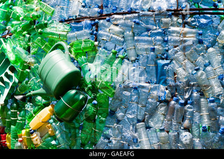 Globe faite par le Néerlandais Peter Smit de certains déchets 6000 bouteilles en plastique afin de se concentrer sur le problème mondial des déchets plastiques Banque D'Images