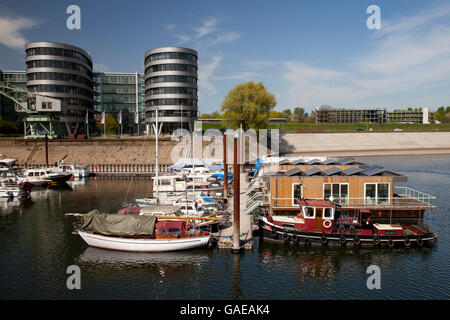 Houseboats avec toit solaire, marina, port Innenhafen, Duisburg, région de la Ruhr, Rhénanie du Nord-Westphalie Banque D'Images