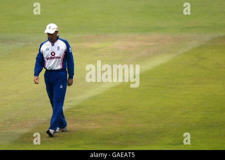 Cricket - Angleterre / Inde - deuxième test de npower - deuxième jour. Le capitaine d'Angleterre Nasser Hussain inspecte le cricket Banque D'Images