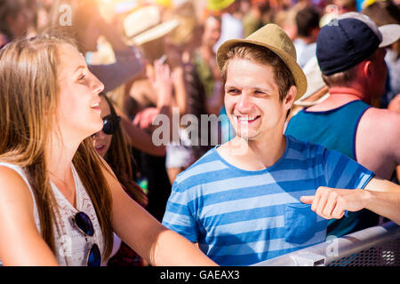 Teenage couple at summer music festival s'amuser Banque D'Images