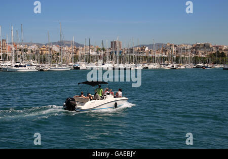 -Scène sortie en famille nautique - Paseo Maritimo et marinas de fond : dans le port de Palma de Majorque Banque D'Images