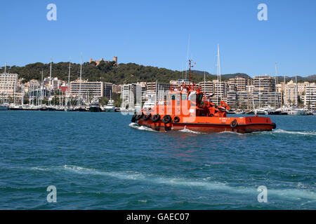 Tug boat 'Blanca S' partir à la mer pour aider un transporteur de produits pétroliers dans le port historique de Palma - Château de Belver Banque D'Images