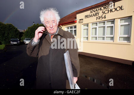 Seamus Heaney, lauréat du prix Nobel de poésie, visite l'école primaire Anahorish, sa vieille école à l'extérieur de Bellaghy, dans le comté de Londonderry. Banque D'Images