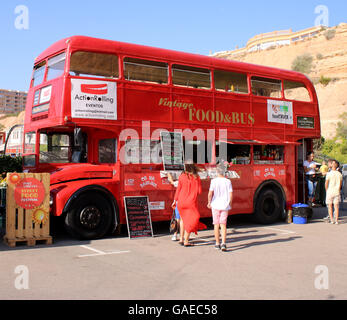 Port Adriano Street Food Festival - London Red Bus - Action Rolling foodtruck - Port Adriano Marina, El Toro, Calvia Banque D'Images