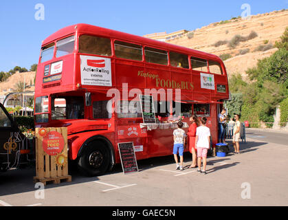 Port Adriano Street Food Festival - London Red Bus - Action Rolling foodtruck - Port Adriano Marina, El Toro, Calvia Banque D'Images