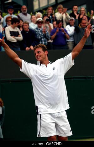 David Nalbandian lève ses bras en victoire après avoir battu Nicolas Lapentti est le quart de finale Banque D'Images