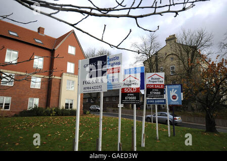 Vue d'une gamme de conseils immobiliers d'agents immobiliers à l'extérieur des propriétés résidentielles à York. Banque D'Images