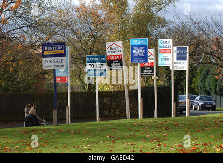 Vue d'une gamme de conseils immobiliers d'agents immobiliers à l'extérieur des propriétés résidentielles à York. Banque D'Images